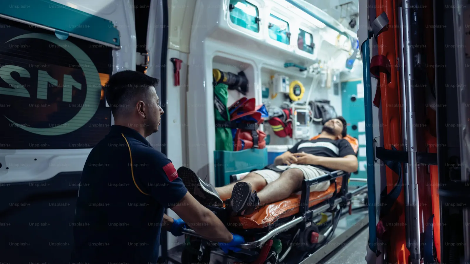 فريق طبي يقدم خدمة إسعاف خاص في منطقة سكنية بالجيزة
